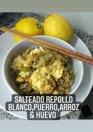 Una foto de Salteado de Repollo blanco, Puerro, Arroz y Huevo