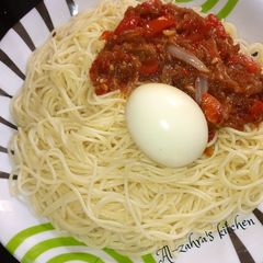 A picture of Spaghetti with onion and tomatoes sauce.