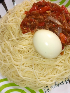 A picture of Spaghetti with onion and tomatoes sauce.