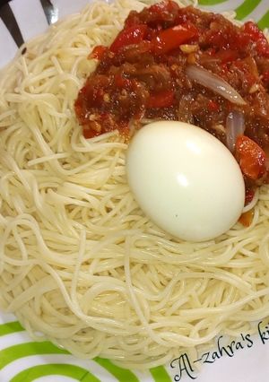 A picture of Spaghetti with onion and tomatoes sauce.