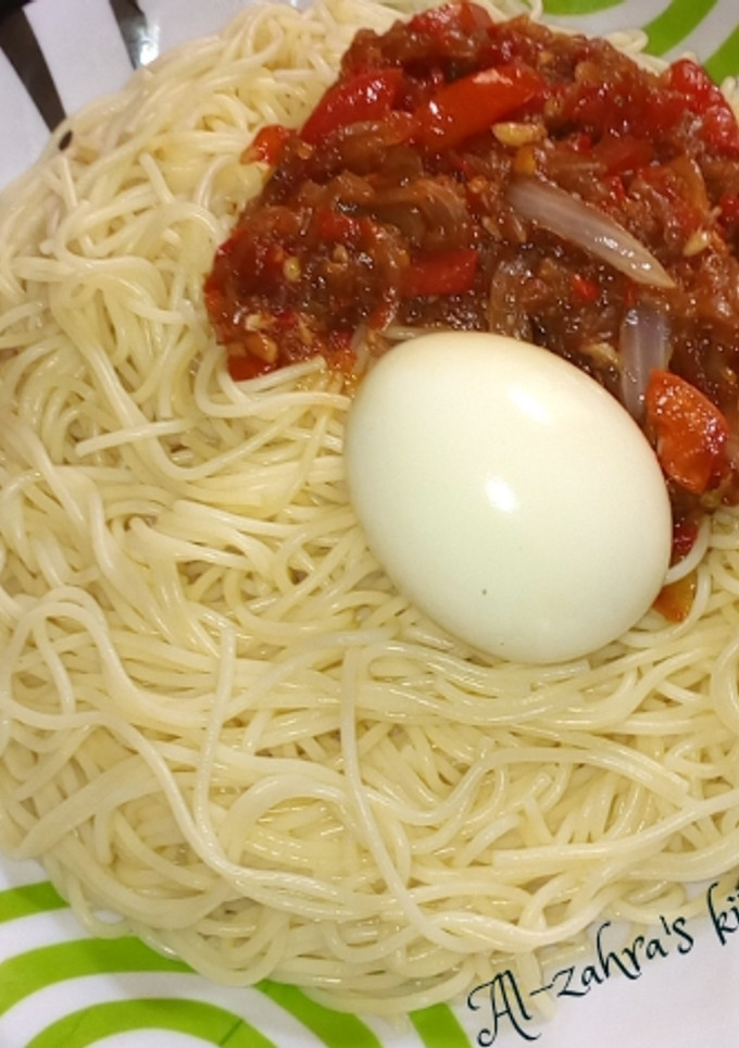 A picture of Spaghetti with onion and tomatoes sauce.