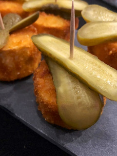 Una foto de Pincho de queso de cabra con pepinillo laminado