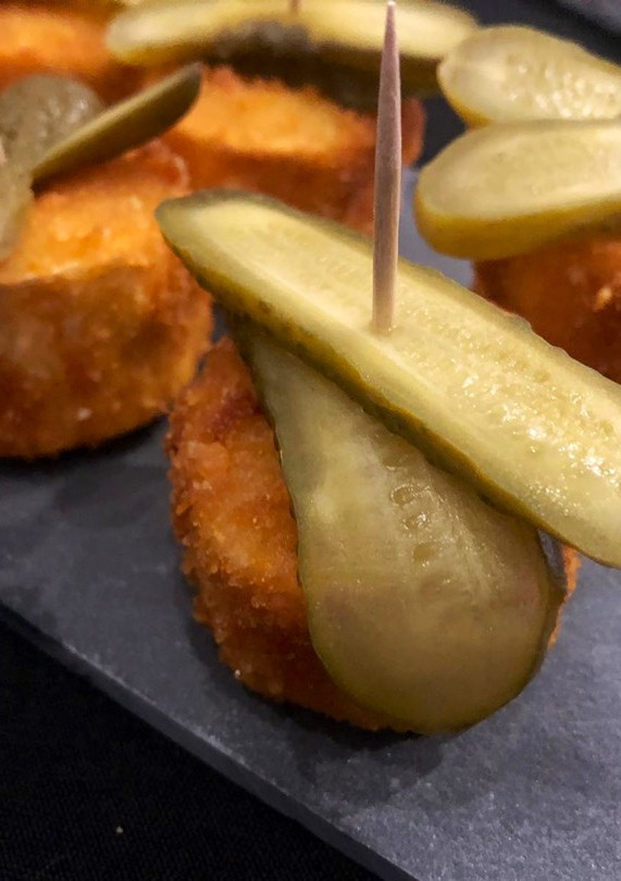Una foto de Pincho de queso de cabra con pepinillo laminado