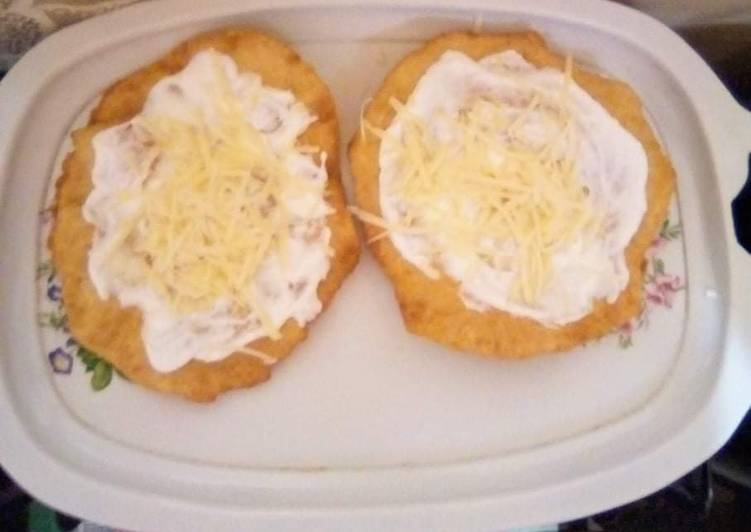 Fokhagymás, sajtos, tejfeles lángos