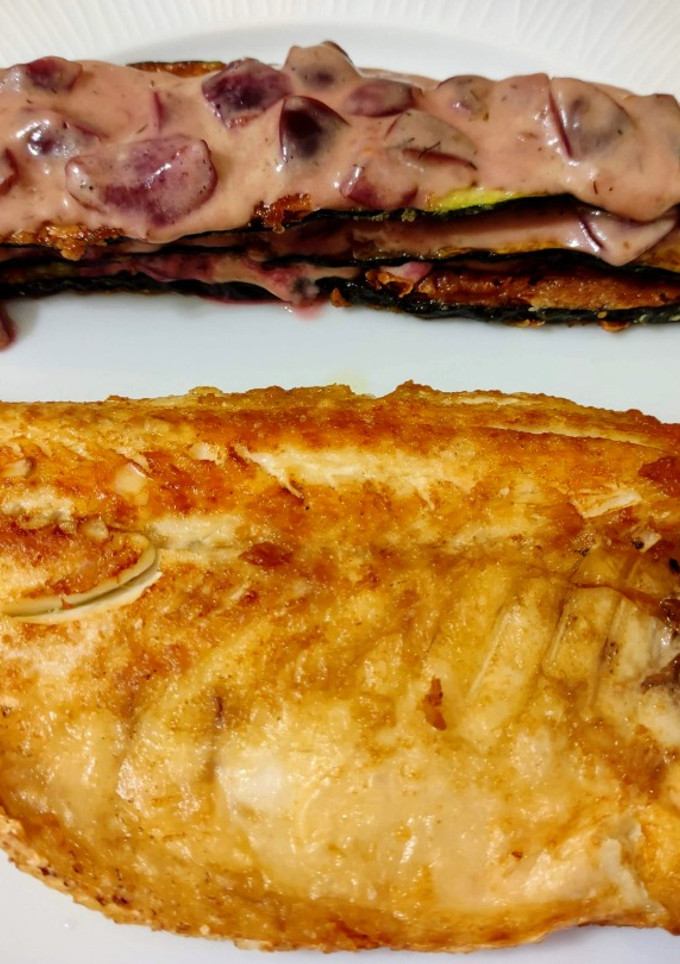Una foto de Dorada a la plancha y milhojas de calabacín