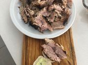 Una foto de paleta de cerdo en salsa