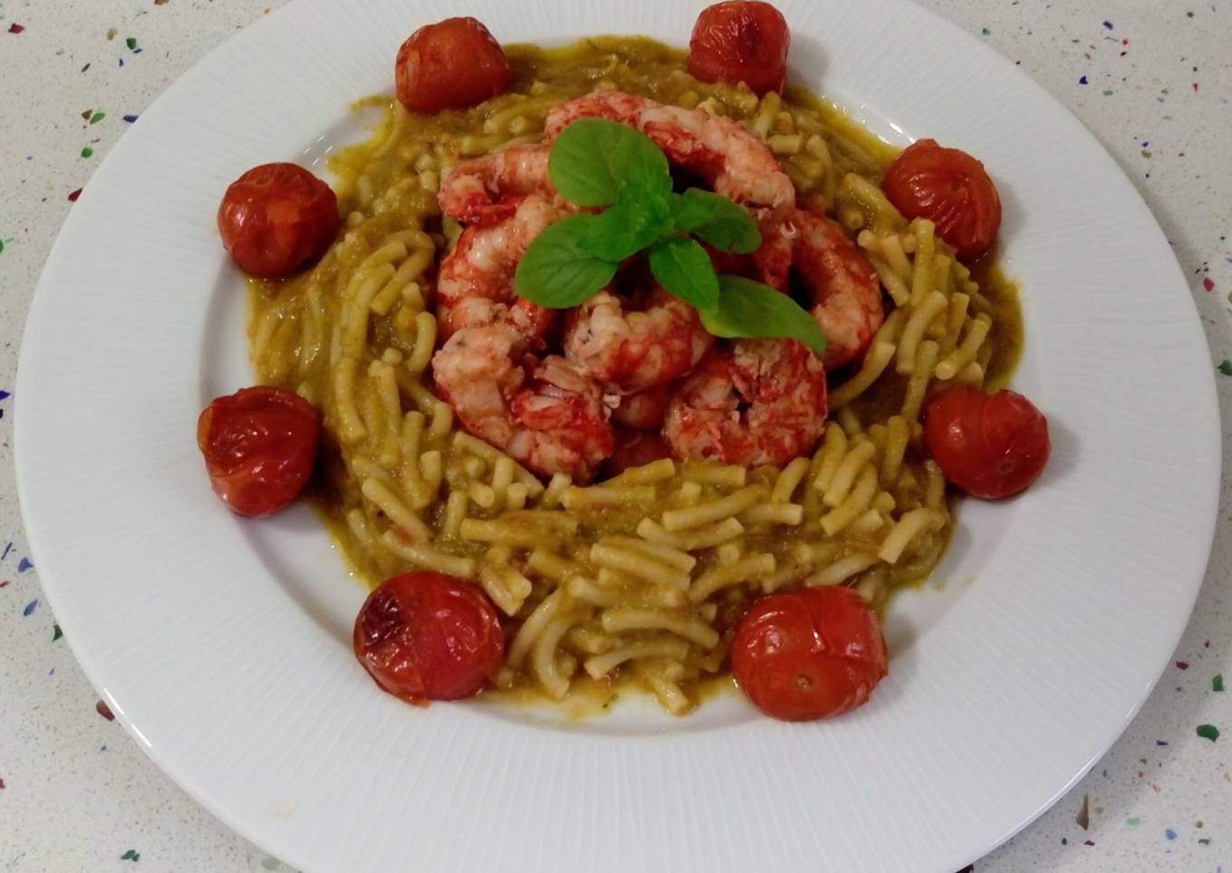 Fideuá de kale y langostinos con tomatitos asados