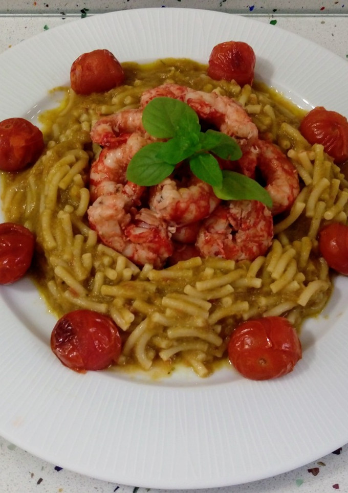 Una foto de Fideuá de kale y langostinos con tomatitos asados