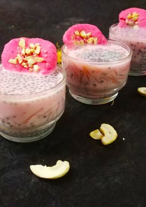 A picture of Rose sandesh in sabza fallooda kheer.