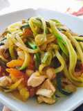 Pasta de calabacín al wok