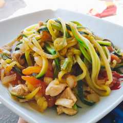 Una foto de Pasta de calabacín al wok