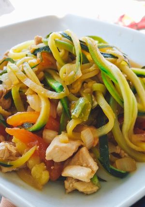 Una foto de Pasta de calabacín al wok