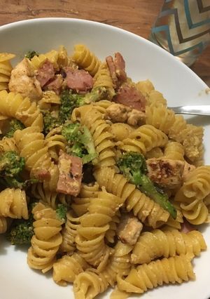 A picture of Chicken, bacon and broccoli carbonara- slimming world friendly! :).