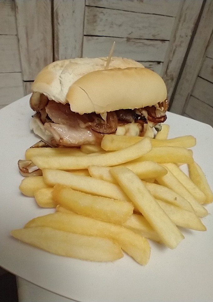 Una foto de Sándwich de pollo gourmet