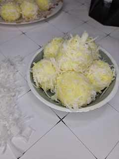 A picture of Coconut laddu.