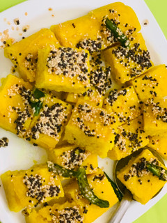 खमन ढोकला (Khaman Dhokla recipe in hindi) रेसिपी मुख्य फोटो