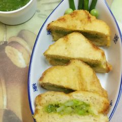 A picture of Peas Stuffed Sandwich Pakode with a twist.