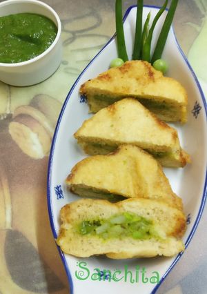 A picture of Peas Stuffed Sandwich Pakode with a twist.