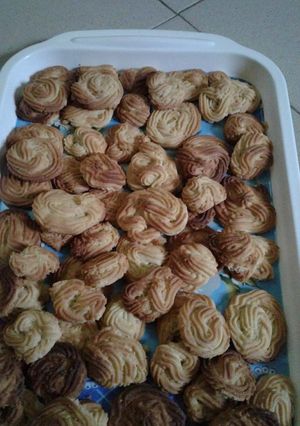 A picture of Melt in the mouth cookies.