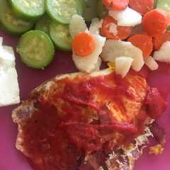 Una foto de Huevo, tocino y verduras