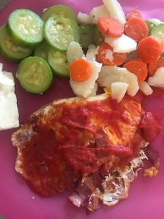 Una foto de Huevo, tocino y verduras