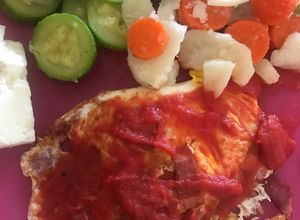 Una foto de Huevo, tocino y verduras