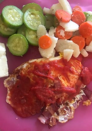 Una foto de Huevo, tocino y verduras