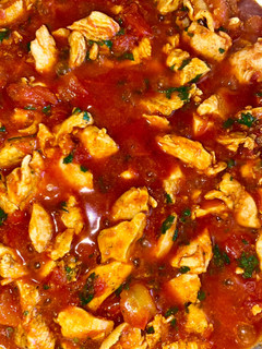 Una foto de Pechuga de pollo en salsa de tomate 🥫