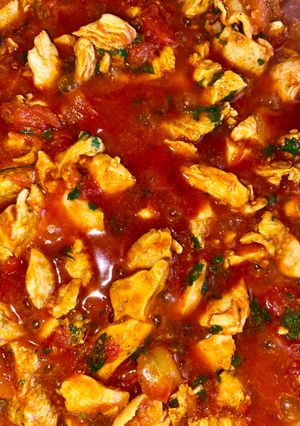 Una foto de Pechuga de pollo en salsa de tomate 🥫