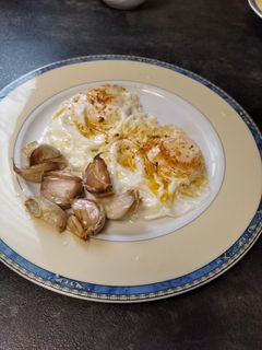 Una foto de Huevos fritos con ajos y Tex Mex