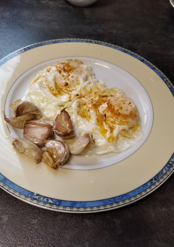Una foto de Huevos fritos con ajos y Tex Mex