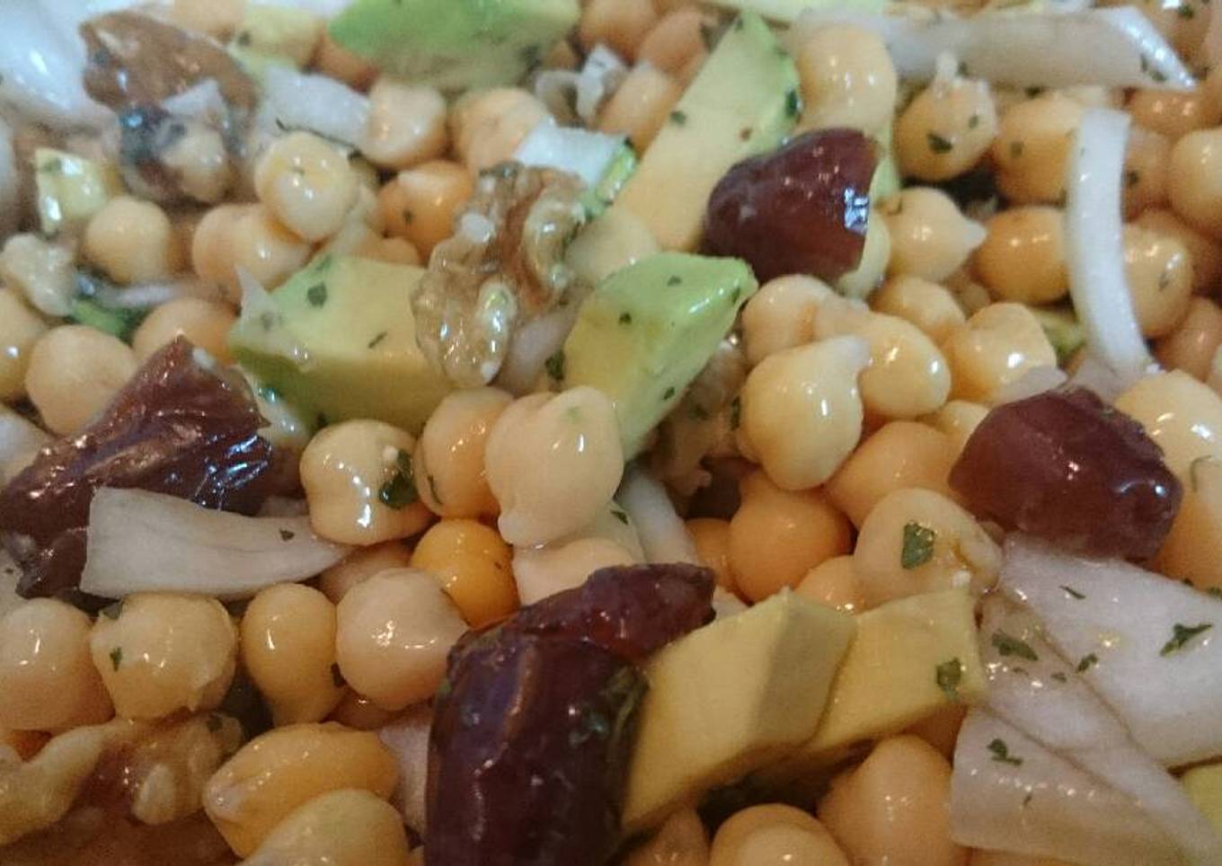 Ensalada de garbanzos con aguacate, nueces y dátiles 😄