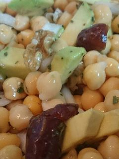Una foto de Ensalada de garbanzos con aguacate, nueces y dátiles 😄