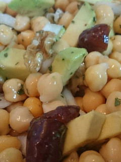 Una foto de Ensalada de garbanzos con aguacate, nueces y dátiles 😄