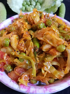 કોબી વટાણા નું શાક (Kobi Vatana Shak Recipe In Gujarati) રેસીપી મુખ્ય ફોટો