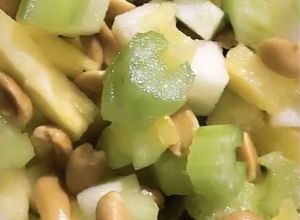 Una foto de ✨Ensalada Apio - Manzana verde y piña✨