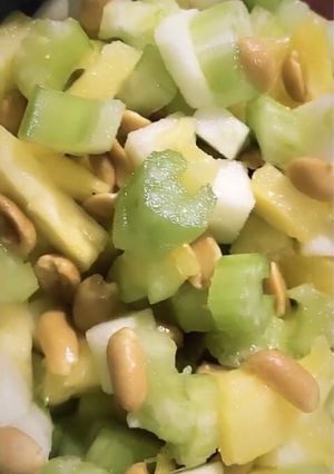 Una foto de ✨Ensalada Apio - Manzana verde y piña✨