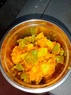 शिमलामिर्च आलू मटर(shimlamirch aloo matar recipe in hindi) रेसिपी मुख्य फोटो