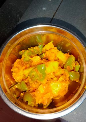 शिमलामिर्च आलू मटर(shimlamirch aloo matar recipe in hindi) रेसिपी मुख्य फोटो