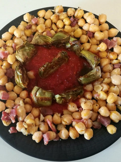 Una foto de Garbanzos con alcachofas