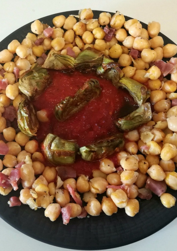 Una foto de Garbanzos con alcachofas