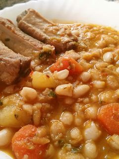 Una foto de Habichuelas con costillas (especial de mi abuela)