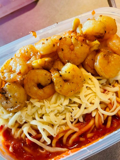 Una foto de Pasta 🍝 y camarones 🍤 al ajillo