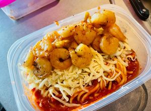 Una foto de Pasta 🍝 y camarones 🍤 al ajillo