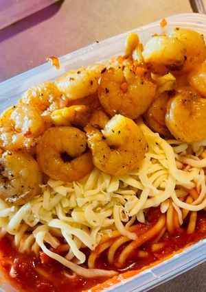Una foto de Pasta 🍝 y camarones 🍤 al ajillo