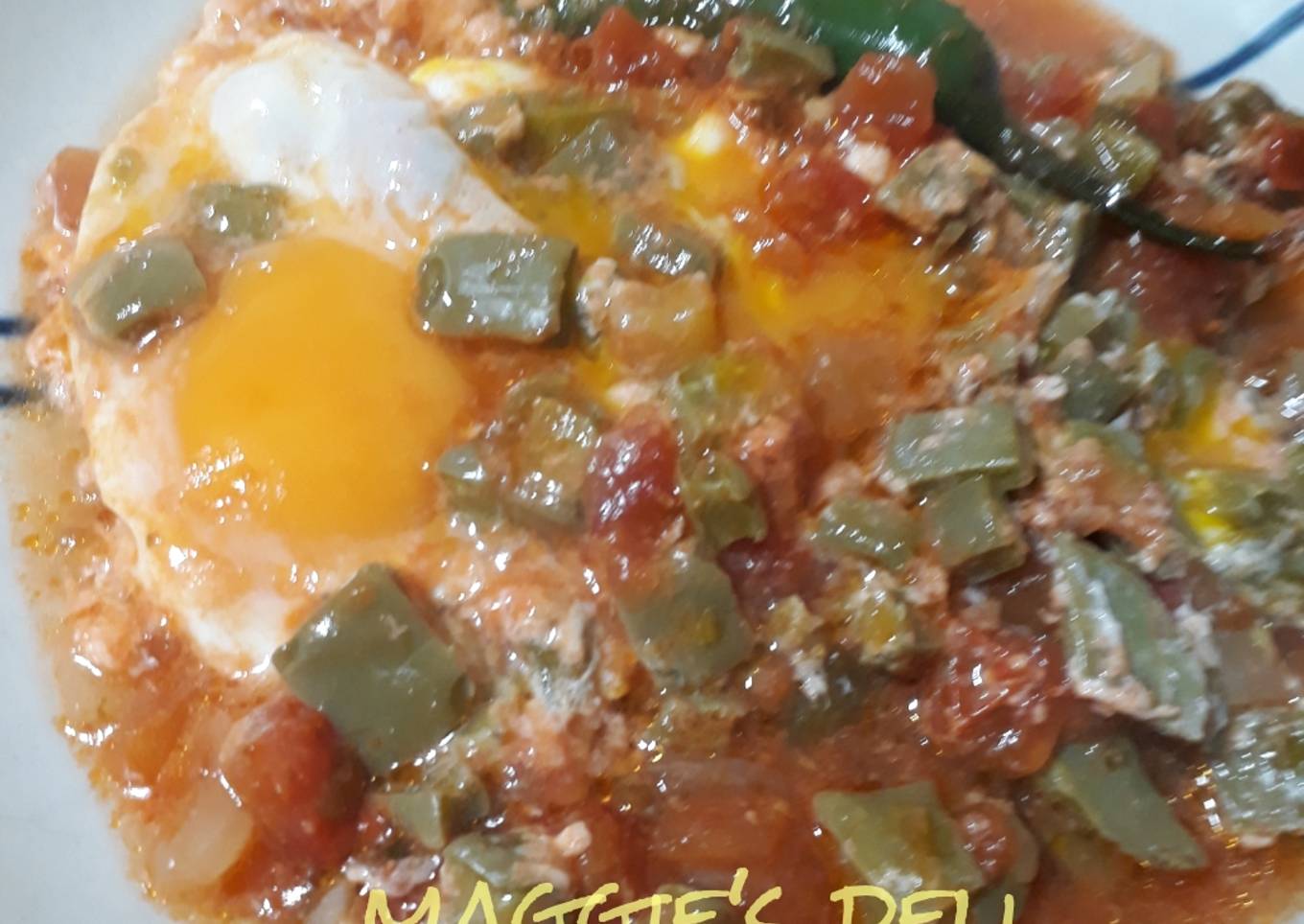 Huevos con nopales en salsa