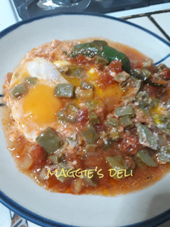 Una foto de Huevos con nopales en salsa
