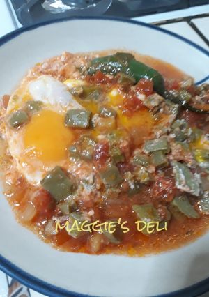 Una foto de Huevos con nopales en salsa