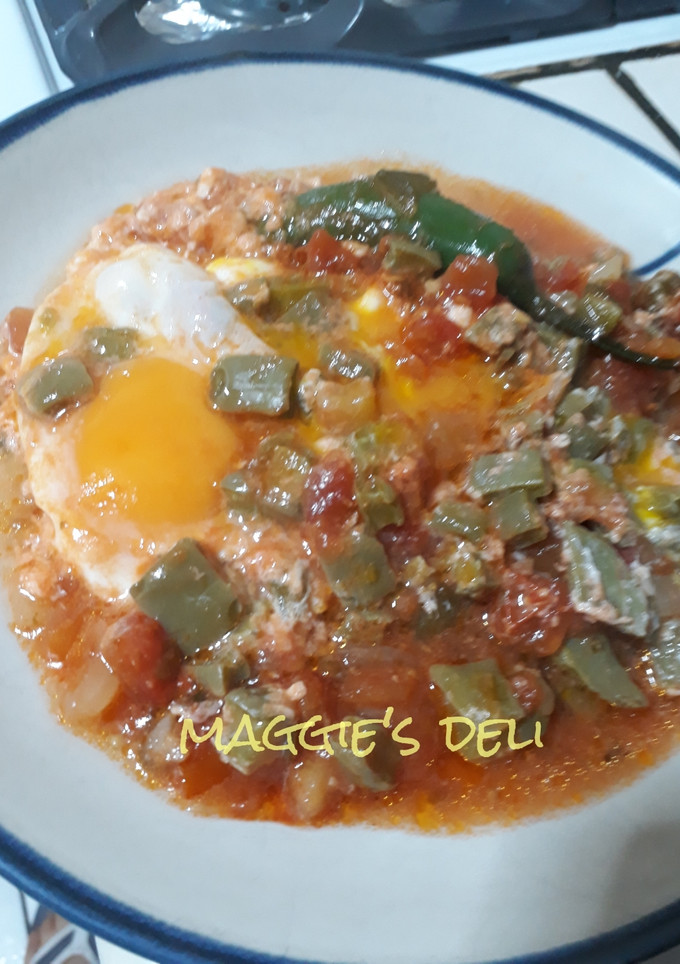 Una foto de Huevos con nopales en salsa