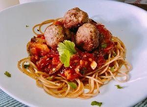 Foto principal de Espaguetis napolitana con albóndigas (la dama y el vagabundo)